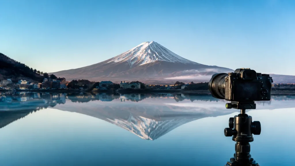 リフレクションとは？写真の反射で逆さ世界を撮る全手順｜設定・構図・スポットを完全解説のアイキャッチ画像