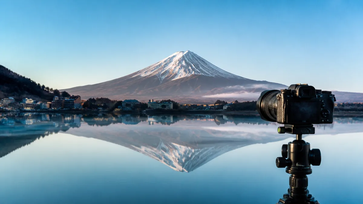 リフレクションとは？写真の反射で逆さ世界を撮る全手順｜設定・構図・スポットを完全解説のアイキャッチ画像